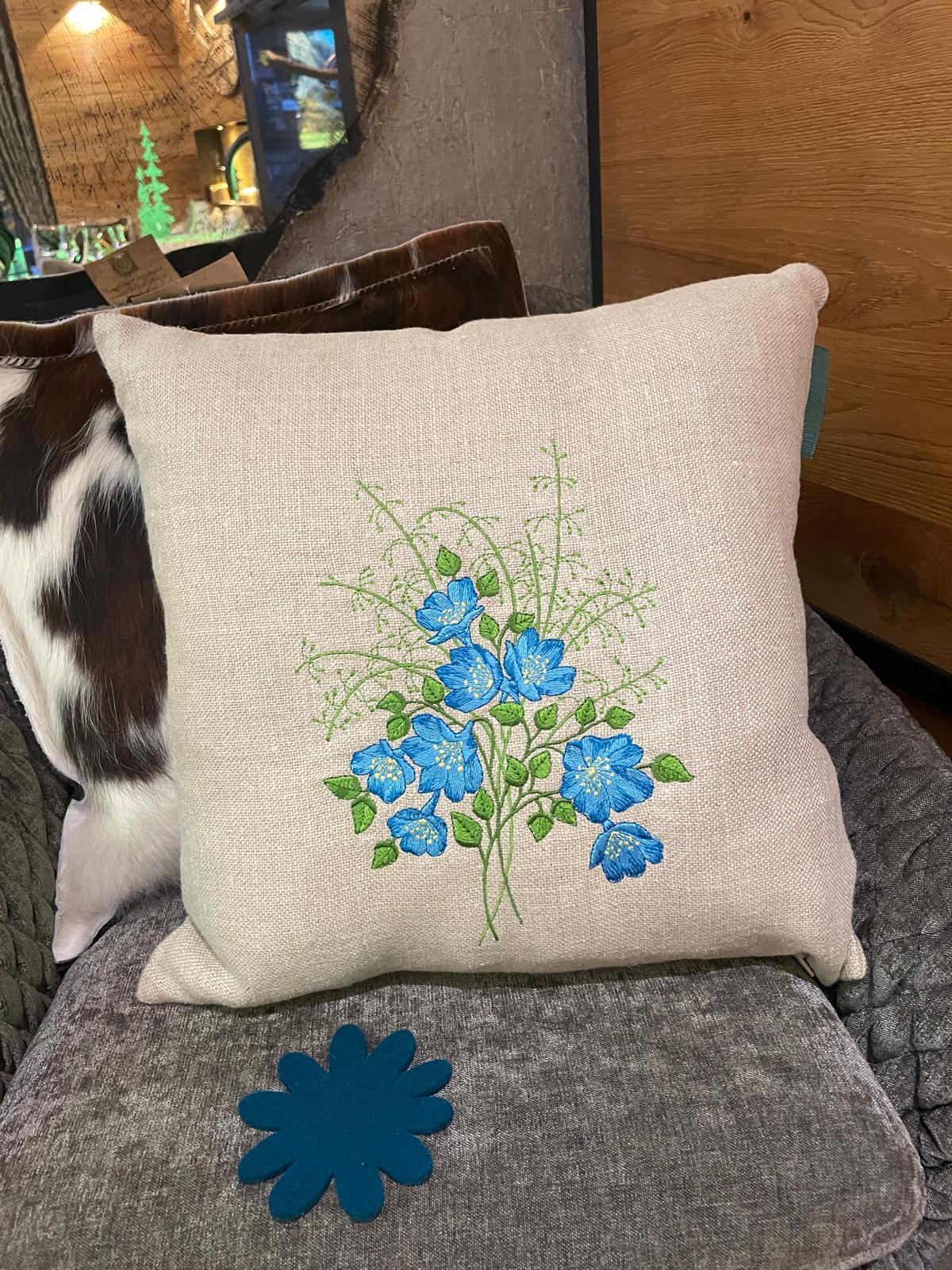 Comfortable furniture: Linen cushions with a floral motif